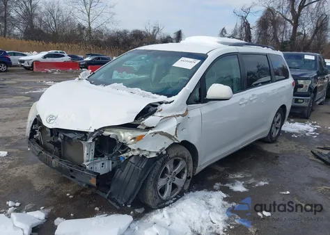 2014 Toyota Sienna Le V6 8 Passenger z USA, uszkodzony, nr VIN 5TDKK3DC8ES495898